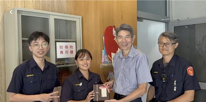 为体恤警员辛劳，三峡警分局特别替9月寿星警员庆生，并找来三峡警分局长刘文雄亲自到辖区内各单位送礼物。（三峡警分局提供）