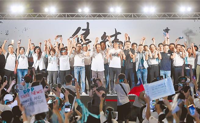 圖為民眾黨大批支持者擠滿濟南路。（黃世麒攝）