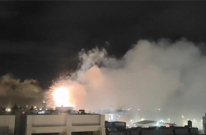 高雄小港區宮廟於9月7日至8日辦理大型廟會遶境活動，過程中燃放大量鞭炮煙霧瀰漫，導致嚴重空氣汙染，加上滿地炮屑，遭環保局開罰。（高市府環保局提供／洪浩軒高雄傳真）