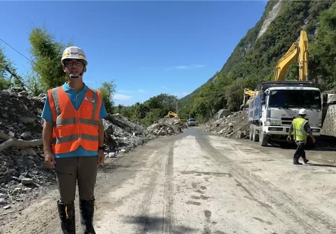 南澳工務段長劉錦龍說明搶修情形。（公路局提供／蔡明亘台北傳真）