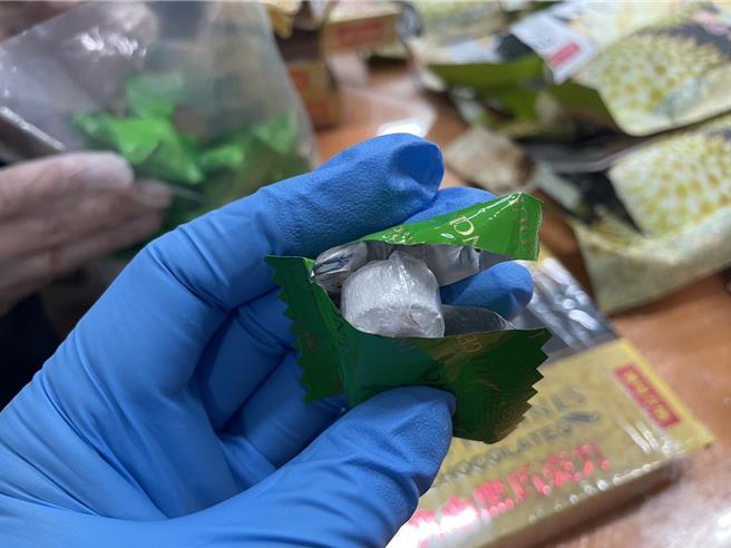 財政部關務署台北關通報4月間攔查到馬來西亞進口可疑包裹，通報刑事局中打，查驗發現5盒榴槤巧克力夾藏了136顆海洛因（總重668公克），經檢警調查，查獲呂嫌等6人到案，檢方依毒品罪聲押6人獲准，近日偵結起訴。（中打提供／潘虹恩台中傳真）
