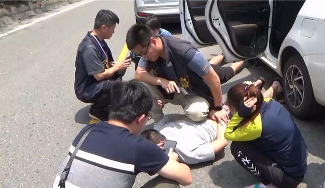 財政部關務署台北關通報4月間攔查到馬來西亞進口可疑包裹，通報刑事局中打，查驗發現5盒榴槤巧克力夾藏了136顆海洛因（總重668公克），檢警4月間查緝呂姓主嫌等6人到案。（中打提供／潘虹恩台中傳真）