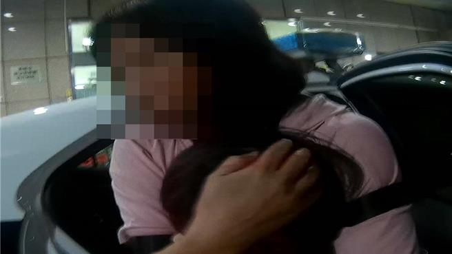 3歲女童撞頭大出血母親急壞，桃園埔子派出所員警幫忙安全迅速送醫。(翻攝照片／蔡依珍桃園傳真)