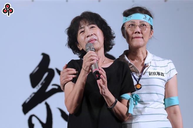 2024年9月8日台北市／民眾党主席柯文哲因京华城容积率弊案遭到羁押，民眾党中央发起声援行动，展开全国宣讲，8日首站在立法院群贤楼前登场，柯文哲的夫人陈佩琪（左）在柯的胞妹柯美兰（右）陪同下压轴上台，说到难过处一度哽咽。（黄世麒摄）