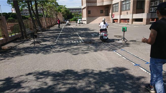 台中劳工育乐中心机车下乡考照服务今天是最后1场。（清水合作农场提供／李京升台中传真）