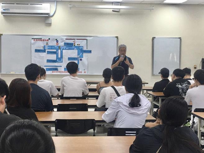 清水合作农场长郑明峰向民眾解说。（清水合作农场提供／李京升台中传真）