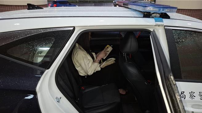 莊男8日遭依照毒品罪嫌移送台南地檢署，他坐進警車內還不時整理儀容。（程炳璋攝）