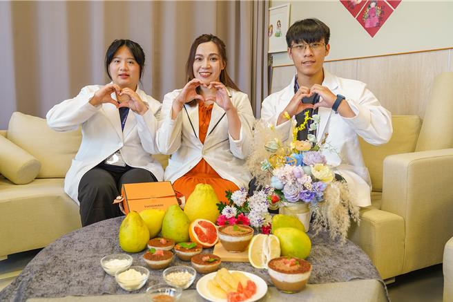 中医大学新竹附设医院营养师钟捷潆（中），介绍针对癌友制作「柚香提拉米苏」，简单营养好制作。（罗浚滨摄）