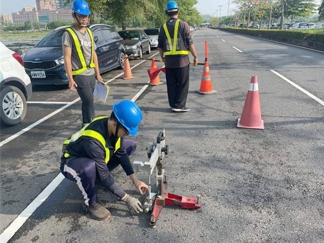 义守大学土木系学生参与工程实务，从中了解未来职场实务工作的样貌。（义守大学提供／林瑞益高雄传真）