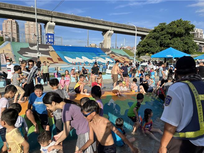 新北市水利局提醒新北免费玩水景点，9月开始只在例假日及国定假日开放，且戏水区只开放到9月底。（新北市水利局提供）