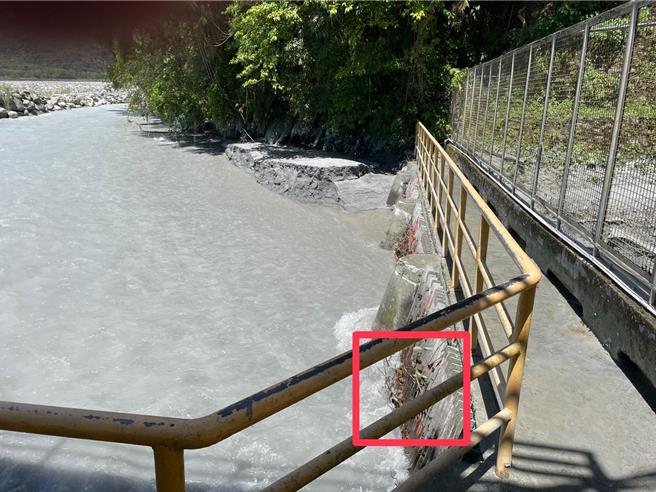 一行8车21人昨天到花莲万荣乡辅导会矿区产业道路戏水，回程突遇溪水暴涨，31岁林姓男子与车上2岁幼子驾车渡溪翻覆冲走，林男深夜被寻获，已明显死亡，救难队员今天扩大搜找，上午10时36分许于发电厂水闸门处寻获男童遗体。（花莲县消防局提供／罗亦晽花莲传真）