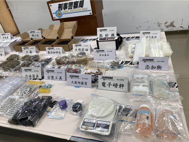 刑事局南打中心在学生套房查扣大批毒品。（警方提供／郭良杰高雄传真）