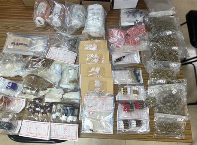 警方查扣的毒品琳琅满目，数量甚多。（警方提供／郭良杰高雄传真）