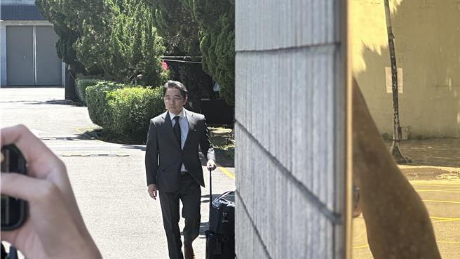 柯文哲委任律師陸正義前往台北看守所律見待了將近2小時才離開。（賀培晏攝）