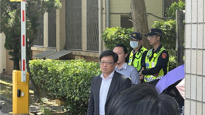 沈慶京委任律師胡原龍（中）也在今日前往台北看守所律見。（賀培晏攝）