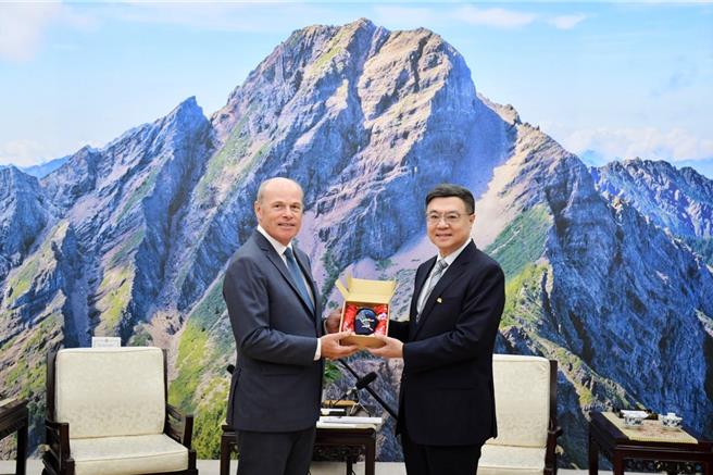 行政院長卓榮泰今接見加拿大駐台代表倪傑民(Jim Nickel)，卓揆說，台灣明年度科技總預算達1446億元，希望台加能發展更多合作方式。（行政院提供）