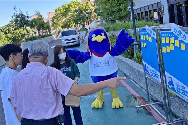 弘光科大吉祥物「弘光獵鷹」在開學日現身迎接學生到校，同時請學生選貼這學期想要「補充」的能力。（校方提供／李京昇台中傳真）