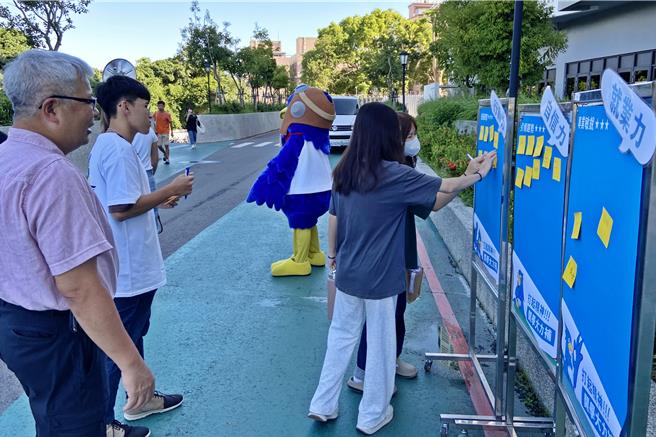參加「開學大力補！」活動的學生選貼這學期想增進的能力。（校方提供／李京昇台中傳真）