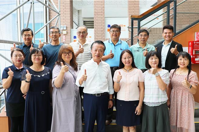 嘉义县113学年度第1次校长会议今（9日）举行，最大亮点是6对「校长夫妻」组合。（吕妍庭摄）