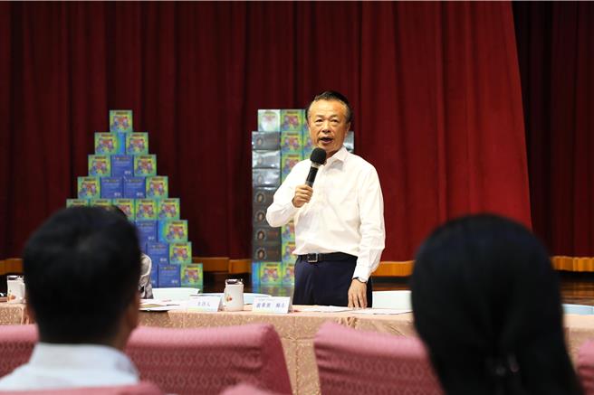 今县长翁章梁致词时特别勉励校长应看重自己的角色。（吕妍庭摄）