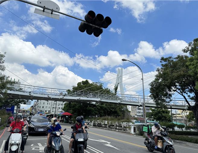 台中市豐原葫蘆墩公園內X型斜張跨橋。（李京昇攝）