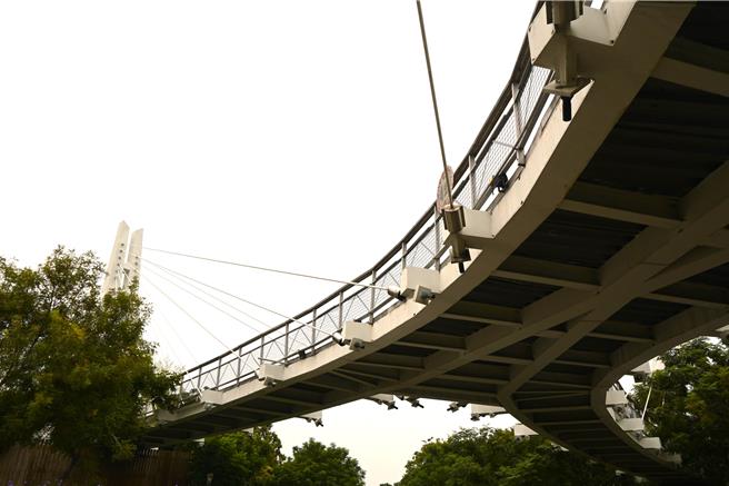 豐原葫蘆墩公園內X型斜張跨橋遭批是大型天空廢棄物。（李京昇攝）
