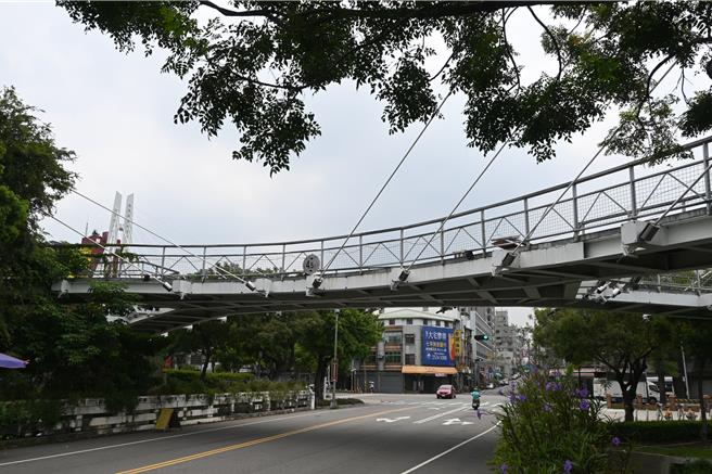X型斜張跨橋將近10年未啟用。（李京昇攝）