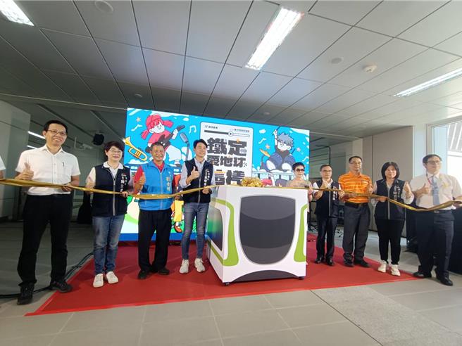 为响应爵士音乐节与世界无车日，台中市政府交通局今年首度与文化局联名推出搭公共运具巧遇爵士乐手系列活动。（陈淑娥摄）