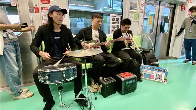 为响应爵士音乐节与世界无车日，台中市政府交通局今年首度与文化局联名推出搭公共运具巧遇爵士乐手系列活动。（陈淑娥摄）