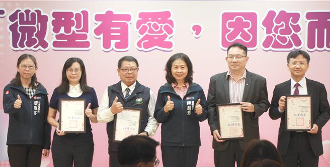 高雄市政府副秘书长陈盈秀（右三）9日感谢保险公司、慈善会及宫庙团体长期以来对弱势民眾的支持。（社会局提供／林瑞益高雄传真）