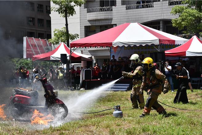 台南市首创的高压细水雾设备适合扑灭一般汽、机车火警，有助于更接近火场并省水。（台南市消防局提供／程炳璋台南传真）