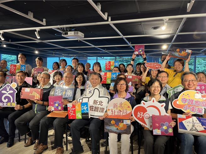 台灣電力公司台北南區營業處、台灣電力工會和第34分會，向新北庇護工場採購643份中秋禮盒，送給新北市小衛星643戶家庭，今（9）日舉行捐贈儀式。（陳慰慈攝）
