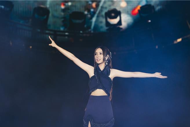 告五人犬青在上海演唱会上感谢玛莎。（相信音乐提供）