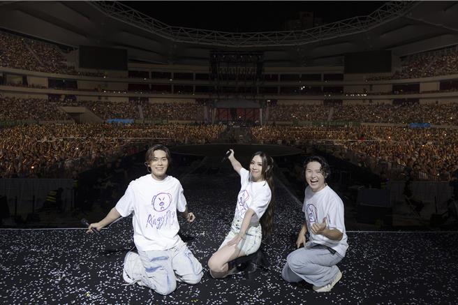  告五人在台上跟上海三万名粉丝合照。（相信音乐提供）