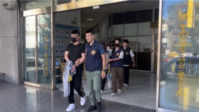 洗钱水房李姓主嫌（左一）被高雄市刑大移送高雄地检署侦办。（警方提供／郭良杰高雄传真）