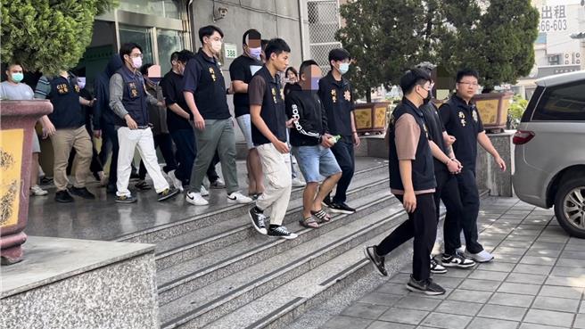 18名共犯经警方侦讯后，一併移送高雄地检署侦办。（警方提供／郭良杰高雄传真）