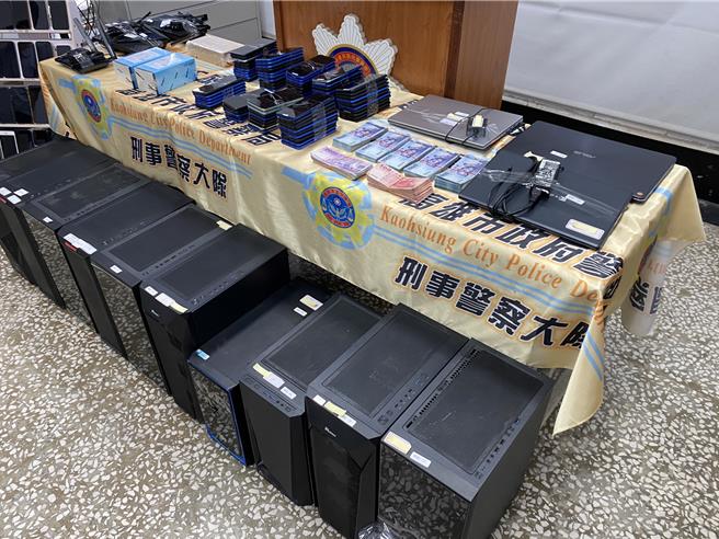 警方查扣洗钱水房的电脑、现金及转帐手机等。（警方提供／郭良杰高雄传真）