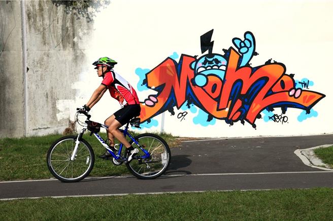 台北市水利處近日已開放河濱公園內8處塗鴉區供民眾創作，作品最長可保持4個月。（台北市水利處提供／劉瑋晴台北傳真）