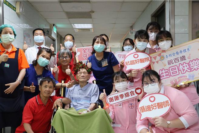 101歲的吳姓阿公(中)在大甲李綜合醫院過生日。（院方提供／李京昇台中傳真）