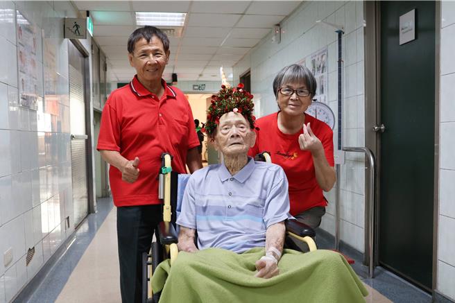 101歲的吳姓阿公(中)在女兒(右)、兒子(左)陪伴下，大甲李綜合醫院過生日。（院方提供／李京昇台中傳真）