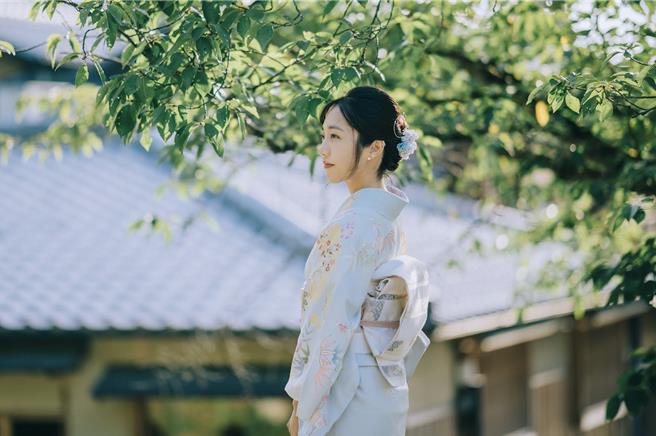 蔡佩軒赴日本體驗穿和服。（可瑞思國際娛樂提供）