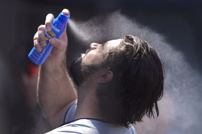 守護者隊海吉斯使用防曬噴霧。（美聯社）