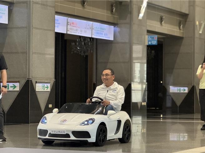 新北市长侯友宜亲自驾驶小型电动车示范礼让行人，他说，交通安全月就是希望对行人礼让，今天用简单示范让大家重视交通安全月，期待是个开始、不是结束。（柯毓庭摄）