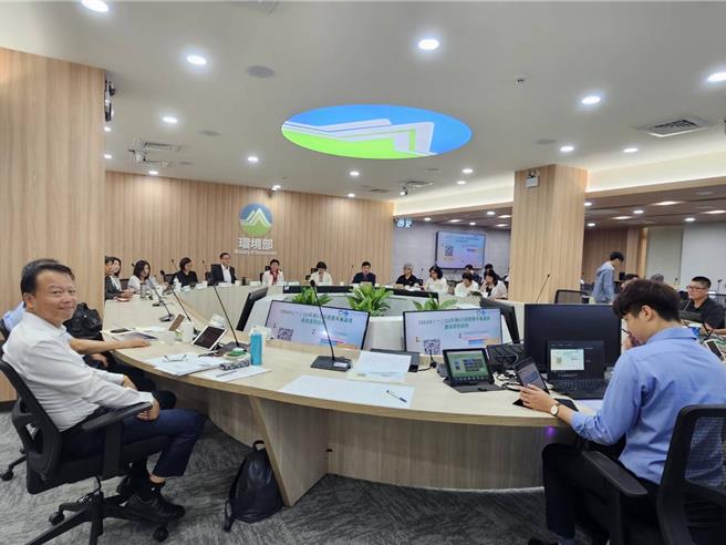 环境部9日上午召开第5次碳费费率审议会，经歷4小时审议，委员初步建议，一般费率每公吨区间为300至500元，并且会分阶段调升。（蔡佩珈摄）