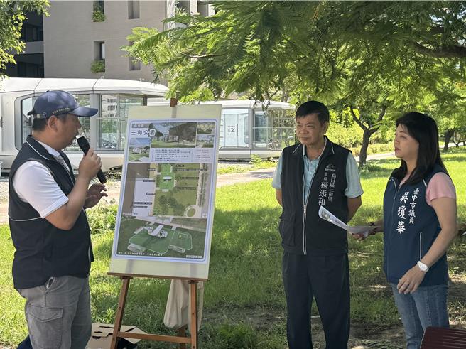 台中市乌日区三和公园有一片绿地供民眾休憩，却无儿童游乐设施，经台中市议员吴琼华等会勘争取，中市建设局投入近453万元设置飞机造型儿童游乐设施，预计9月施作、10月底前完工。（潘虹恩摄）