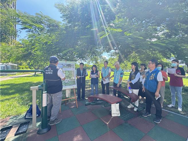 台中市乌日区三和公园有一片绿地供民眾休憩，却无儿童游乐设施，经台中市议员吴琼华等会勘争取，中市建设局投入近453万元设置飞机造型儿童游乐设施，预计9月施作、10月底前完工。（潘虹恩摄）