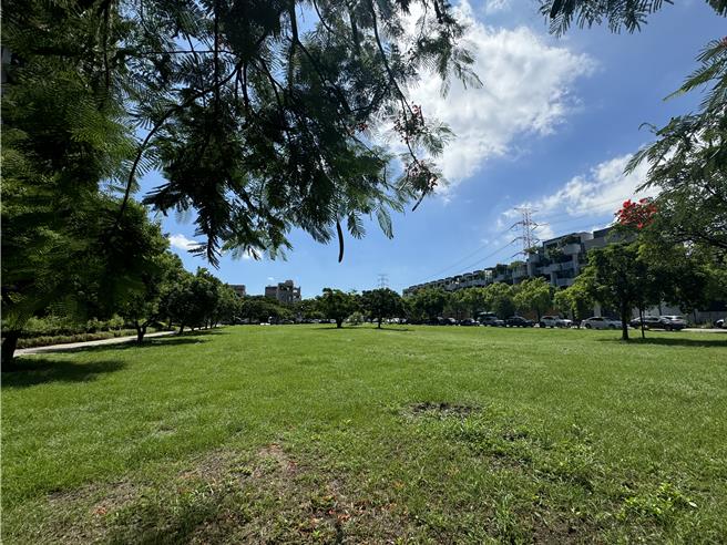 台中市乌日区三和公园缺乏儿童游乐设施，经台中市议员吴琼华会勘争取，中市建设局投入近453万元设置飞机造型儿童游乐设施，预计9月施作、10月底前完工，多位民代助理、地方民眾到场关心。（潘虹恩摄）