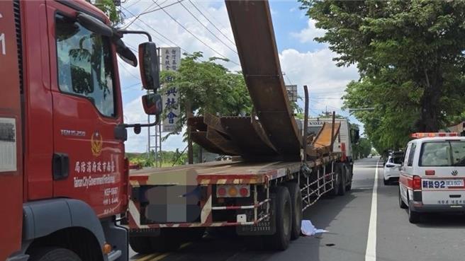 拖板車右轉時疑因視線死角，未注意到同向直行機車，75歲男騎士連人帶車被捲入車底，當場死亡。（讀者提供／張毓翎台南傳真）