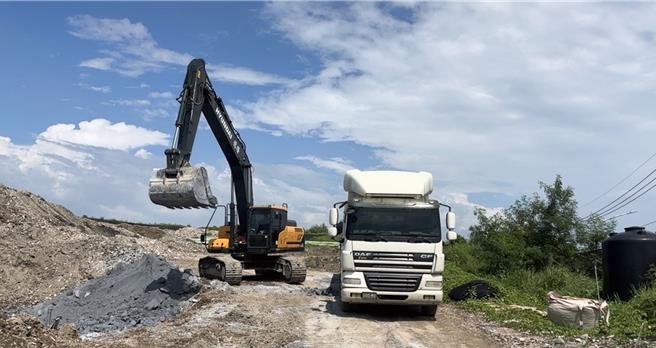 台塑石化麦寮厂将超过5万公吨石灰非法弃置在台南市麻豆、左镇区，经市府环保局依法开罚并限期改善合计罚款2.1亿多元后，今年9月已开始清除作业。（环保局提供／洪荣志台南传真）