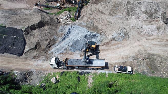 台塑石化麦寮厂将超过5万公吨石灰非法弃置在台南市麻豆、左镇区，经市府环保局依法开罚并限期改善合计罚款2.1亿多元后，今年9月已开始清除作业。（环保局提供／洪荣志台南传真）